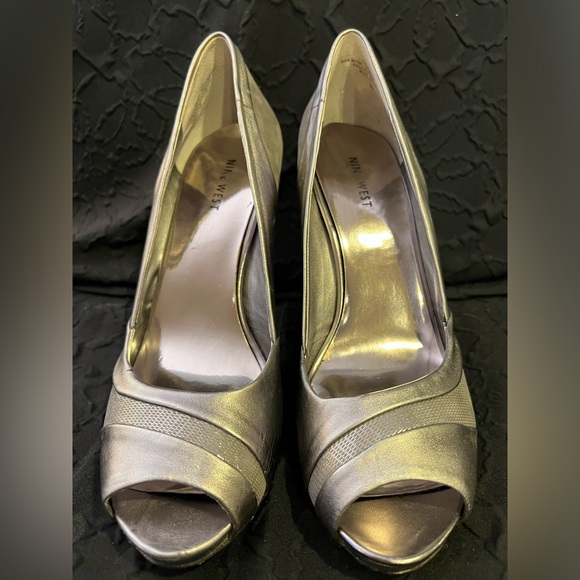 Silver Leather Nine West Peep Toe - Picture 1 of 4